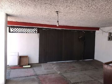 VENDE CASA, con amplios espacios, 5 recamaras, 2 baños, Santa María Tepepan, Xochimilco, CdMx.