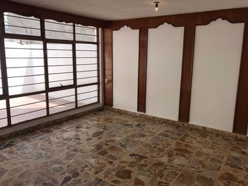 VENDE CASA, con amplios espacios, 5 recamaras, 2 baños, Santa María Tepepan, Xochimilco, CdMx.