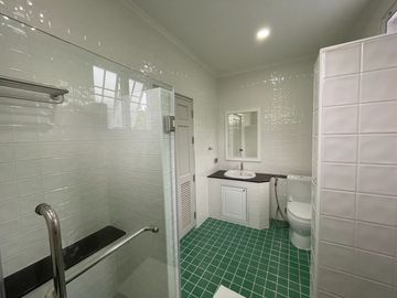 News refurbished 5 bedroom home with pool for sale