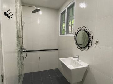 News refurbished 5 bedroom home with pool for sale