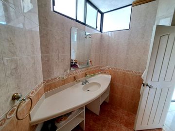 CASA AMOBLADA CON PISCINA EN VENTA SECTOR BARBASQUILLO CERCA A LA QUADRA MANTA