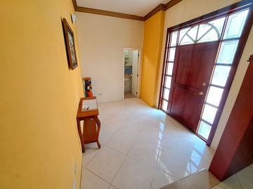 CASA AMOBLADA CON PISCINA EN VENTA SECTOR BARBASQUILLO CERCA A LA QUADRA MANTA