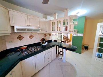 CASA AMOBLADA CON PISCINA EN VENTA SECTOR BARBASQUILLO CERCA A LA QUADRA MANTA