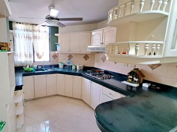CASA AMOBLADA CON PISCINA EN VENTA SECTOR BARBASQUILLO CERCA A LA QUADRA MANTA
