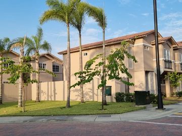 Venta de Casa de Lujo con Terreno amplio en Urbanización Casa Laguna