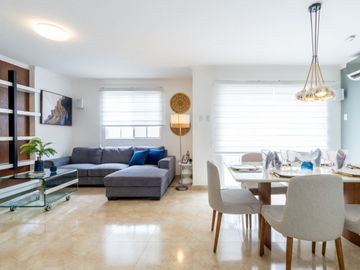 Venta de Casa de Lujo con Terreno amplio en Urbanización Casa Laguna