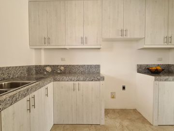 Venta de Casa de Lujo con Terreno amplio en Urbanización Casa Laguna