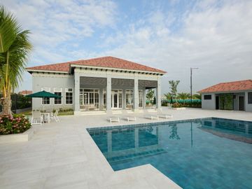 Venta de Casa de Lujo con Terreno amplio en Urbanización Casa Laguna