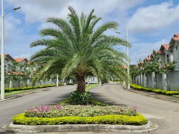 Venta de Casa de Lujo con Terreno amplio en Urbanización Casa Laguna