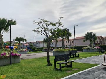 Venta de Casa de Lujo con Terreno amplio en Urbanización Casa Laguna