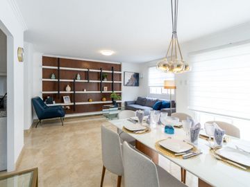 Venta de Casa de Lujo con Terreno amplio en Urbanización Casa Laguna