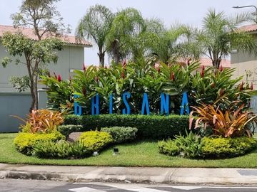 Venta de Casa de Lujo con Terreno amplio en Urbanización Casa Laguna