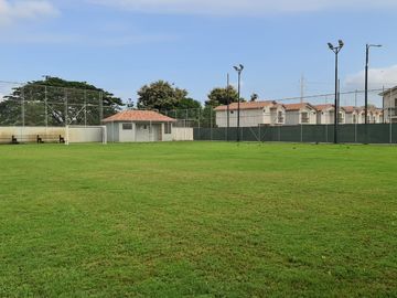 Venta de Casa de Lujo con Terreno amplio en Urbanización Casa Laguna