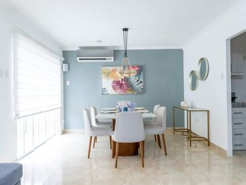 Venta de Casa de Lujo con Terreno amplio en Urbanización Casa Laguna
