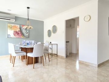 Venta de Casa de Lujo con Terreno amplio en Urbanización Casa Laguna