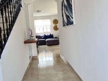 Venta de Casa de Lujo con Terreno amplio en Urbanización Casa Laguna