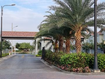 Venta de Casa de Lujo con Terreno amplio en Urbanización Casa Laguna