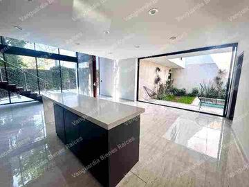 En venta casa moderna  en privada en Delicias, Cuernavaca, Morelos. Zona dorada, con vigilancia