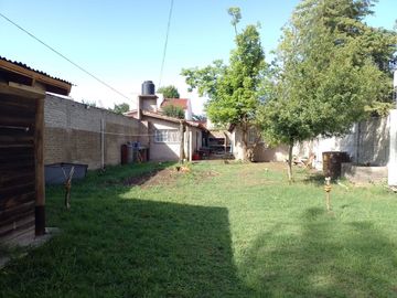 Villa Udaondo - Venta - Amplio Lote c/ 2 departamentos