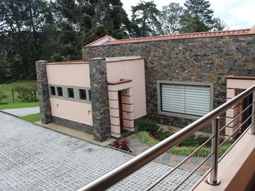 One Level Home With Traditional and Modern Touches in Residential Community