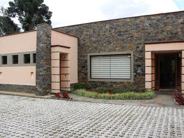 One Level Home With Traditional and Modern Touches in Residential Community