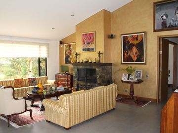 One Level Home With Traditional and Modern Touches in Residential Community