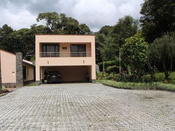 One Level Home With Traditional and Modern Touches in Residential Community