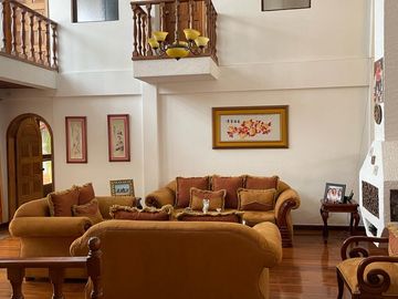 ARRIENDO, los Chillos, casa grande apta para consultorios, restaurante, clínica, etc