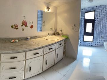 ARRIENDO, los Chillos, casa grande apta para consultorios, restaurante, clínica, etc