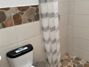 ARRIENDO, los Chillos, casa grande apta para consultorios, restaurante, clínica, etc