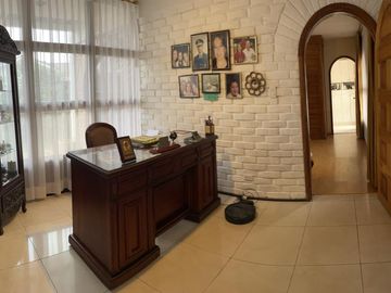 ARRIENDO, los Chillos, casa grande apta para consultorios, restaurante, clínica, etc