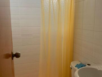 Vendo Casa Unifamiliar de Dos Niveles