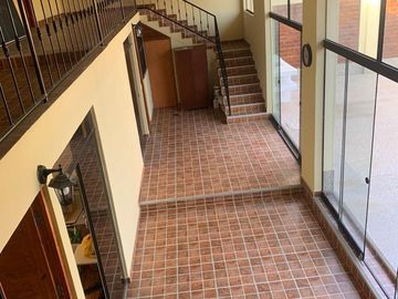 Vendo Casa Unifamiliar de Dos Niveles