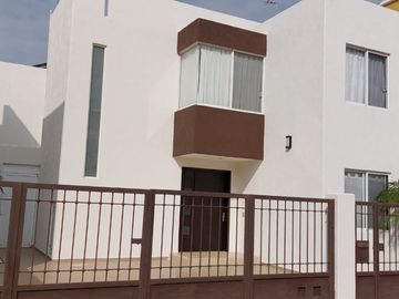 Venta casa al norte ote de Aguascalientes en coto sobre av ags bosques del prado oriente