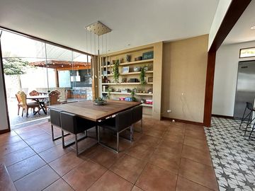 HERMOSA  CASA CON PISCINA Y GRAN JARDÍN 🏡💙