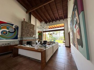 HERMOSA  CASA CON PISCINA Y GRAN JARDÍN 🏡💙