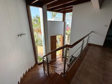 HERMOSA  CASA CON PISCINA Y GRAN JARDÍN 🏡💙