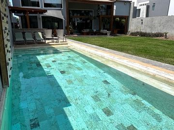 HERMOSA  CASA CON PISCINA Y GRAN JARDÍN 🏡💙