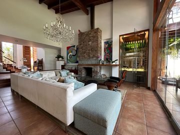 HERMOSA  CASA CON PISCINA Y GRAN JARDÍN 🏡💙