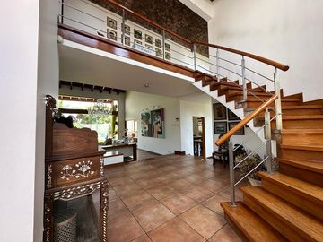 HERMOSA  CASA CON PISCINA Y GRAN JARDÍN 🏡💙