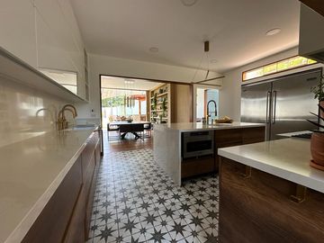 HERMOSA  CASA CON PISCINA Y GRAN JARDÍN 🏡💙