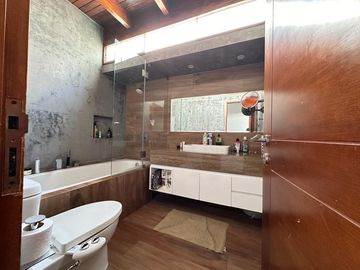 HERMOSA  CASA CON PISCINA Y GRAN JARDÍN 🏡💙