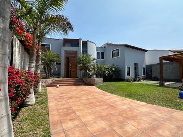 HERMOSA  CASA CON PISCINA Y GRAN JARDÍN 🏡💙