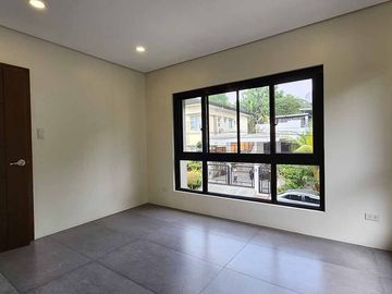 3 Storey House and Lot for sale in Filinvest Subdivision Batasan Hills near Commonwealth Quezon City