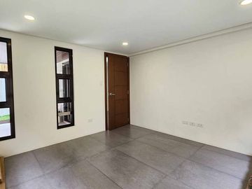 3 Storey House and Lot for sale in Filinvest Subdivision Batasan Hills near Commonwealth Quezon City