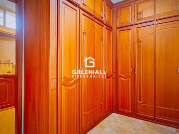 Casa Lujosa En Venta en Urbanización Privada, Machala