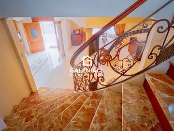 Casa Lujosa En Venta en Urbanización Privada, Machala