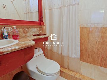 Casa Lujosa En Venta en Urbanización Privada, Machala