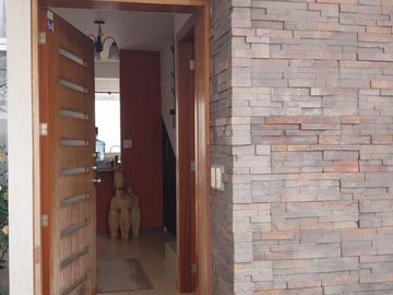 VENTA CASA EN MIRASIERRA, BAJO DE PRECIO VALLE DE LOS CHILLOS CERCA A CC. SAN LUIS, ESPE