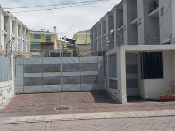 VENTA CASA EN MIRASIERRA, BAJO DE PRECIO VALLE DE LOS CHILLOS CERCA A CC. SAN LUIS, ESPE